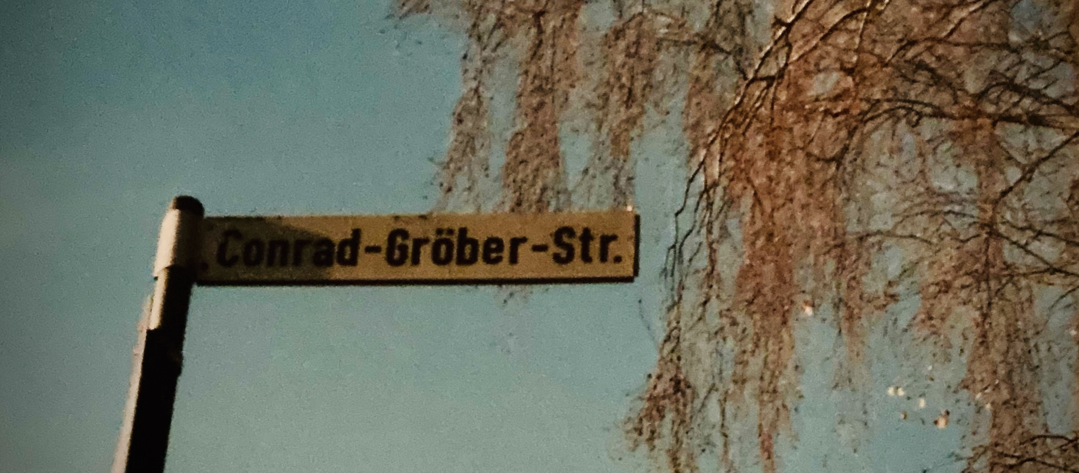 Auf dem Bild sieht man ein Straßenschild mit der Aufschrift Conrad-Gröber-Straße