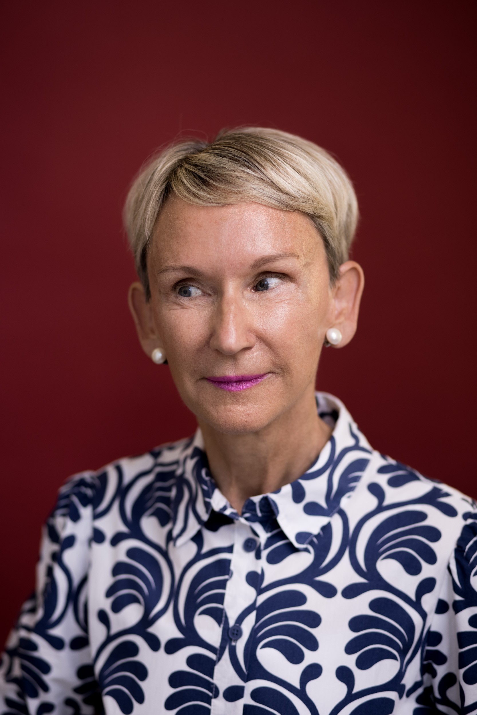 LOWres___elke_parhud____ru_ho__uho3857 Auf dem Bild blickt Elke Pahud de Mortanges zur Seite.