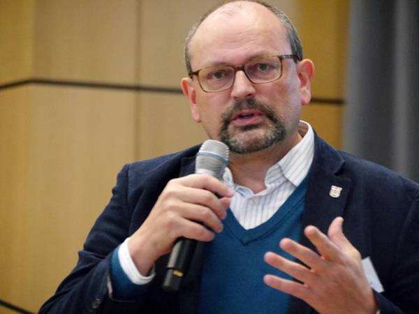 Auf dem Bild ist Klaus Baumann als Vortragender zu sehen.