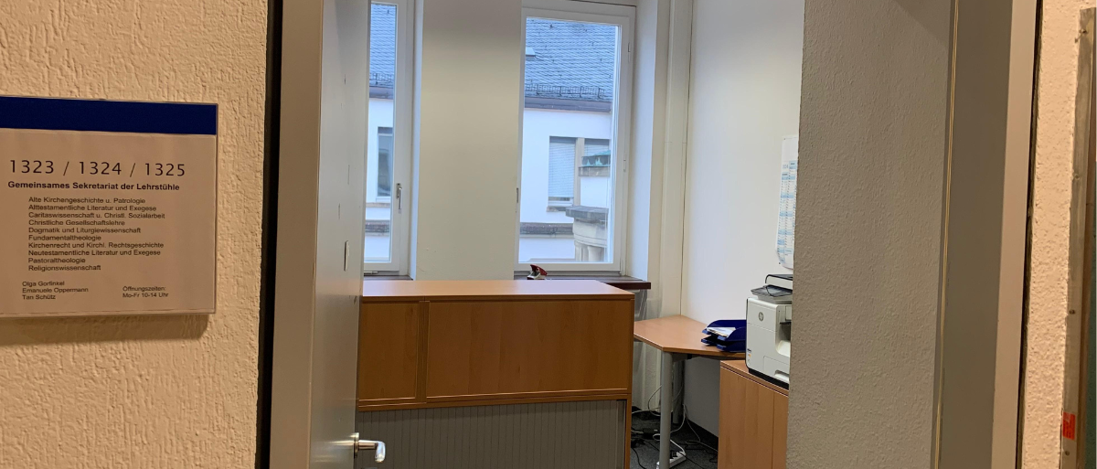 100 Jahre Caritaswissenschaft(3) Auf dem Bild ist das offen stehende Büro des Gemeinschaftssekretariats zu sehen.