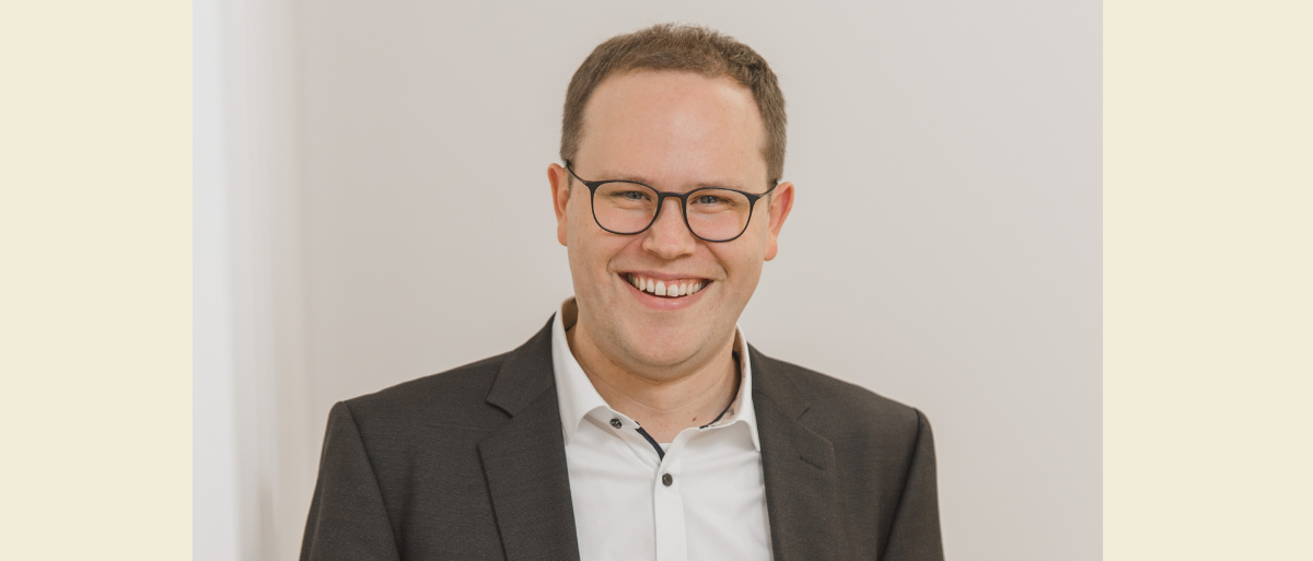 Kilian Derdau in weißem Hemd und Jacket. Portraitfoto