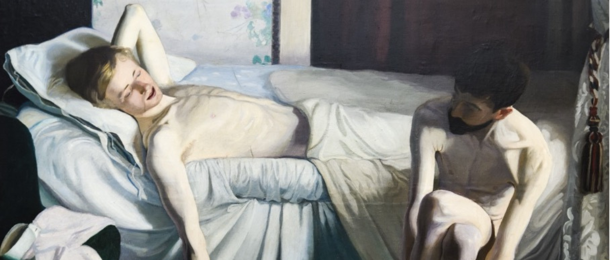 Man sieht zwei Männer in einem blau-weißlich beleuchteten Raum. Beie sind unbekleidet, der eine liegt mit der Decke bis zur Hüfte gezogen auf dem Bett, ein Arm lässt er vom Bett baumeln, den anderen hat er angewinkelt hinter dem Kopf. Der andere Mann sitzt neben dem Bett und zieht sich an.